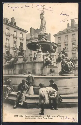 AK Nantes, Les statues symbolisant la Loire et ses affluents sur la fontaine de la Place Royale