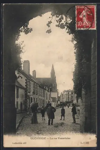 AK Guérande, La rue Vannetaise avec passants et vue sur l`église