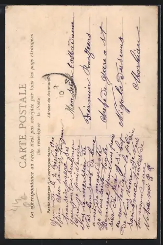 AK Guérande, La rue Vannetaise avec passants et vue sur l`église