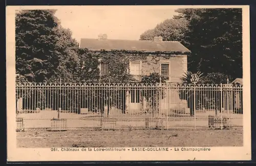AK Basse-Goulaine, La Champagnière, vue du château et de sa grille élégante