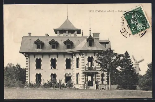 AK Belligné /Loire-Inf., Château entouré de verdure et moulin visible en arrière-plan