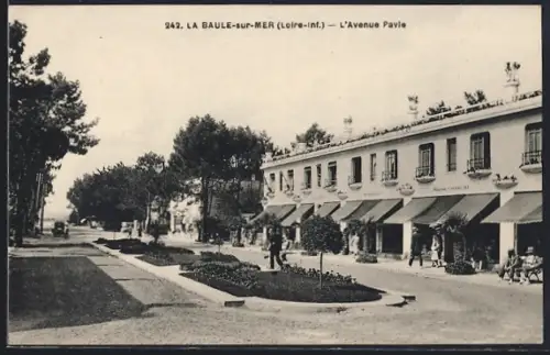 AK La Baule-sur-Mer /Loire-Inf., L`Avenue Pavie avec ses boutiques et arbres majestueux