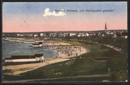 AK Ahlbeck / Ostseebad, Strand und Seebrücke vom Heringsdorf aus gesehen
