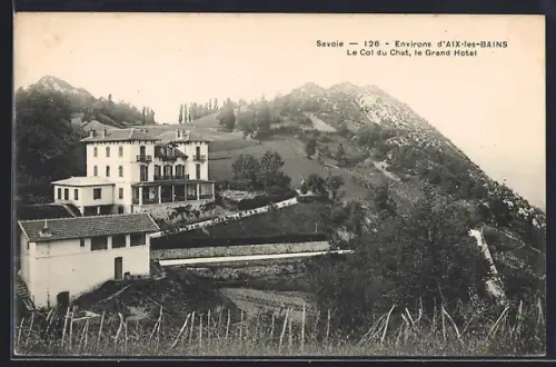 AK Aix-les-Bains, Le Col du Chat, le Grand Hôtel et la montagne environnante
