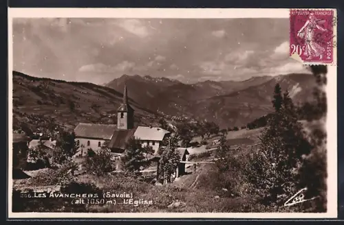 AK Les Avanchers /Savoie, L`église avec vue sur les montagnes environnantes