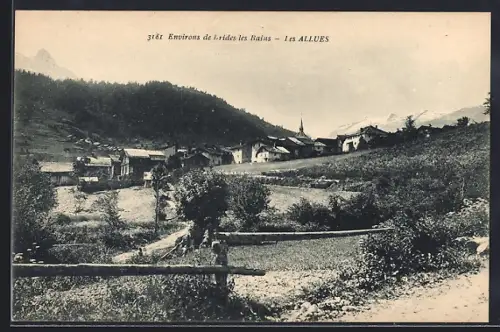 AK Les Allues, Vue du village entouré de montagnes et de verdure