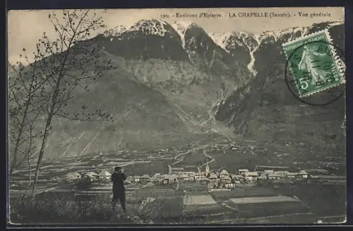 AK La Chapelle /Savoie, Vue générale du village avec montagnes en arrière-plan