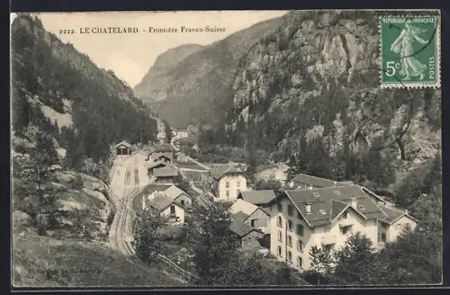 AK Le Châtelard, Frontière franco-suisse et vue sur le village alpin entouré de montagnes