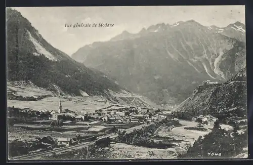 AK Modane, Vue générale de Modane dans la vallée avec montagnes en arrière-plan