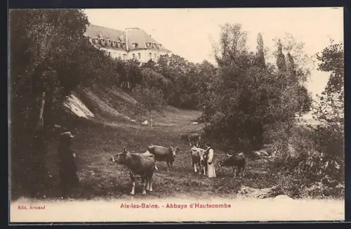AK Aix-les-Bains, Abbaye d`Hautecombe avec troupeau de vaches et paysage boisé