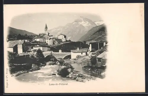 AK Lans-le-Villard, Vue du village avec rivière et montagnes en arrière-plan