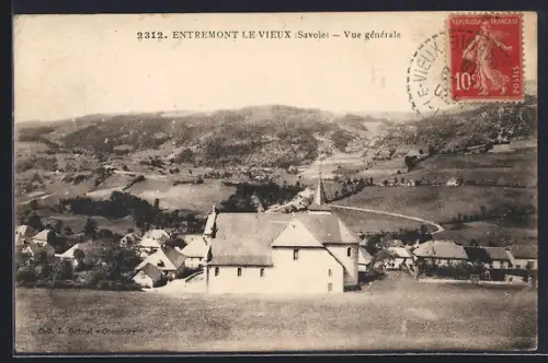 AK Entremont-le-Vieux /Savoie, Vue générale du village et des montagnes environnantes