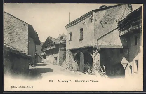 AK Le Bourget, Intérieur du Village