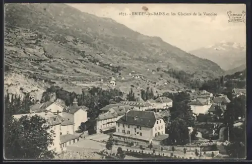 AK Brides-les-Bains, Vue des glaciers de la Vanoise et du village en vallée montagneuse