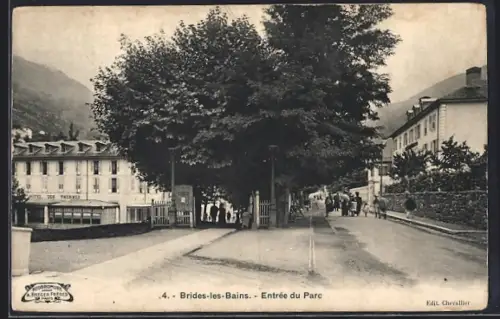 AK Brides-les-Bains, Entrée du parc avec vue sur la rue principale et bâtiments environnants