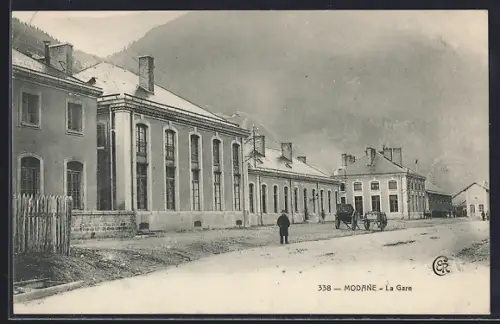 AK Modane, La Gare et la rue animée avec calèche