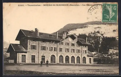 AK Bourg-St-Maurice /Savoie, La Gare avec montagnes en arrière-plan