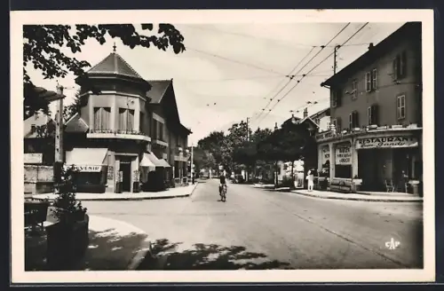 AK Challes-les-Eaux, Intersection animée avec restaurant et magasins