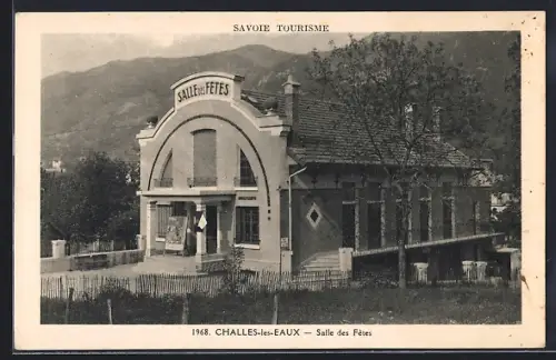 AK Challes-les-Eaux, Salle des Fêtes avec vue sur les montagnes en arrière-plan