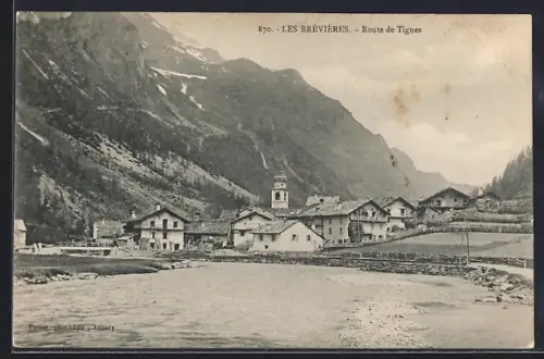 AK Les Brévières, Route de Tignes et vue sur le village alpin