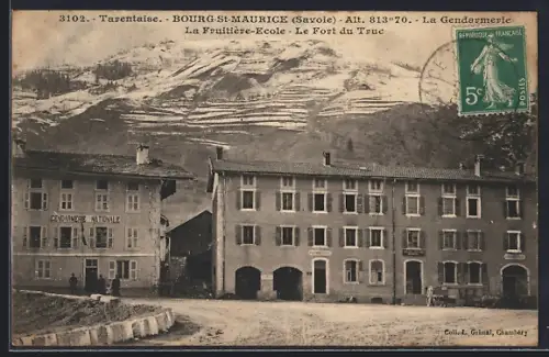 AK Bourg-St-Maurice /Savoie, La Gendarmerie et La Fruitière-École avec vue sur les montagnes