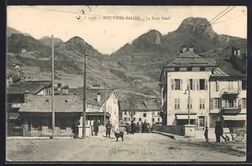 AK Moûtiers-Salins, Le Pont Neuf avec vue sur les montagnes en arrière-plan