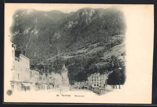 AK Moûtiers, Vue sur la rue principale et les montagnes en arrière-plan