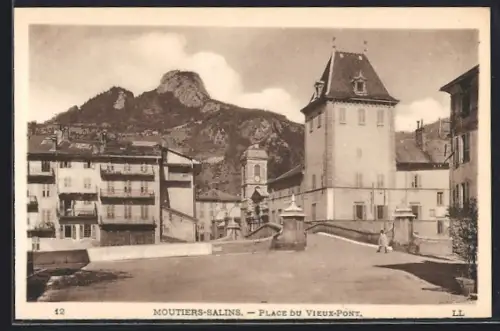 AK Moutiers-Salins, Place du Vieux-Pont avec vue sur les montagnes