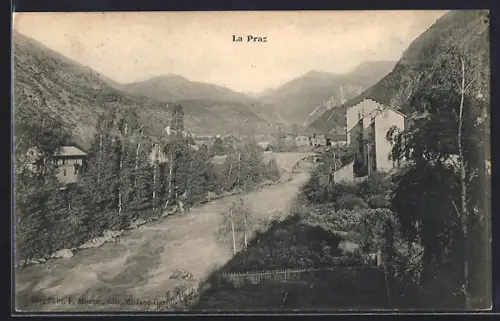 AK La Praz, Vue sur la rivière et les montagnes environnantes