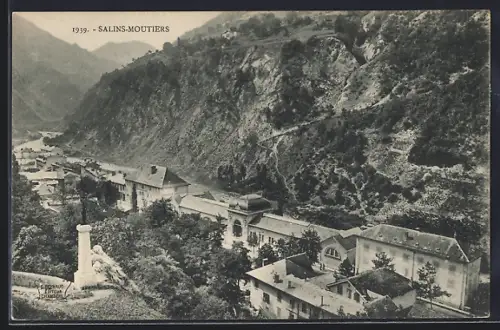 AK Salins-Moutiers, Vue sur les bâtiments et la vallée avec montagnes en arrière-plan