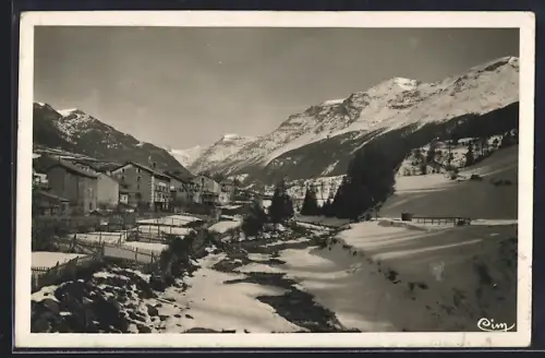 AK Lanslebourg, Paysage enneigé avec vue sur le village et les montagnes majestueuses