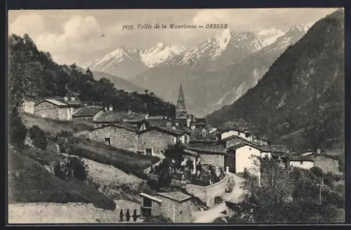 AK Orrelle, Vallée de la Maurienne, vue du village et des montagnes enneigées en arrière-plan
