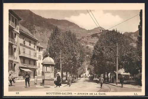 AK Moûtiers-Salins, Avenue de la Gare avec tramway et passants