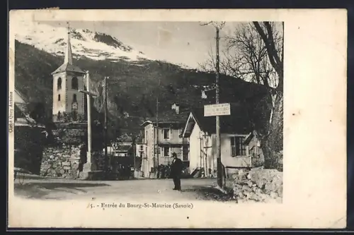 AK Bourg-St-Maurice /Savoie, Entrée du Bourg-St-Maurice avec vue sur le clocher et les montagnes enneigées