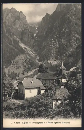 AK Novel /Haute-Savoie, Église et presbytère au pied des montagnes majestueuses