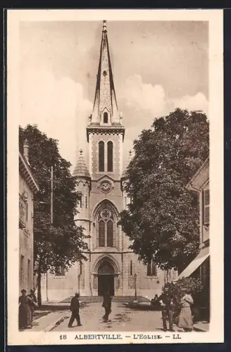 AK Albertville, L`Église et la rue animée par des passants