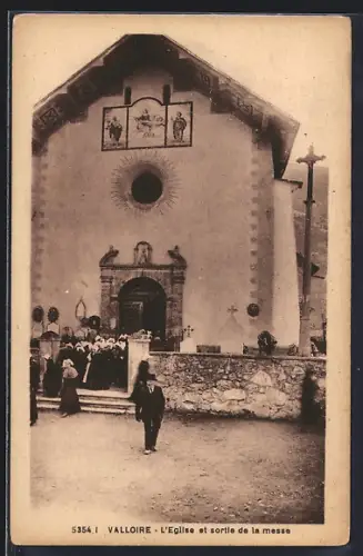 AK Valloire, L`Église et sortie de la messe