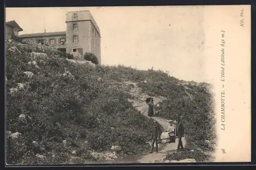 AK La Chambotte, L`Hôtel et le sentier avec des promeneurs