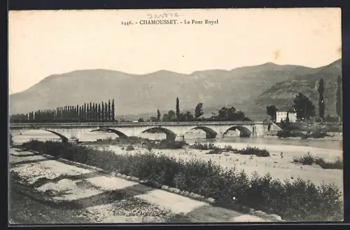 AK Chamousset, Le Pont Royal et la rivière avec montagnes en arrière-plan