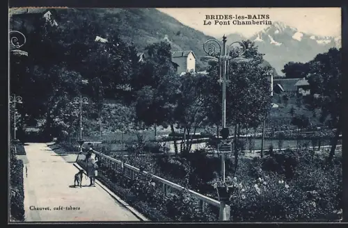 AK Brides-les-Bains, Le Pont Chamberlin avec promenade et paysage montagnard