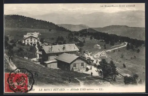 AK Le Mont Revard, Vue sur les bâtiments et la route avec le Mont-Blanc en arrière-plan