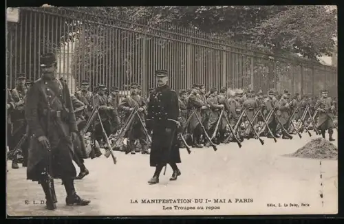 AK Paris, La Manifestation du 1er Mai, Les Troupes au repos, Streik