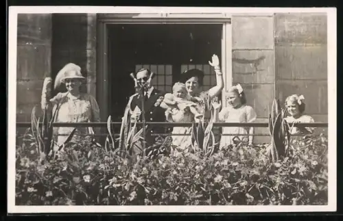 AK De Kon. Familie op `t bordes van het Paleis op de Dam, Adel von den Niederlanden