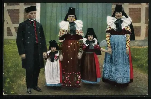 AK Volkstrachten aus Schaumburg-Lippe, Mann mit Frauen und Kindern
