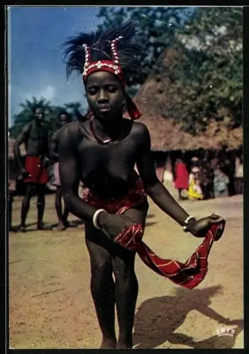 AK junge afrikanischeTänzerin mit Kopfschmuck, Schal und entblösster Brust