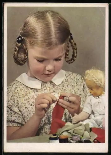 AK Mädchen näht ihrer Puppe Kleider