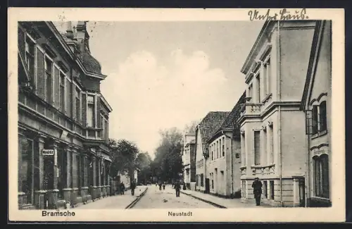 AK Bramsche, Strasse an der Neustadt mit Geschäften und Passanten