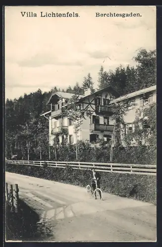 AK Berchtesgaden, Hotel Villa Lichtenfels mit Radfahrer