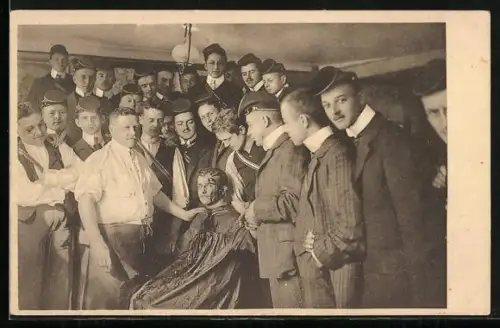 AK Verbindungsstudenten betrachten einen Kameraden nach der Mensur, studentische Szene