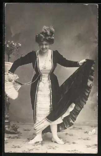 Foto-AK Dame in langem Kleid mit Fächer